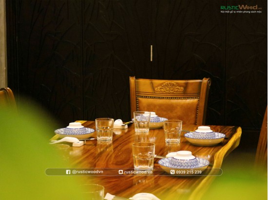 Bàn dài gỗ tự nhiên cho phòng Vip nhà hàng ngồi nhiều ghế