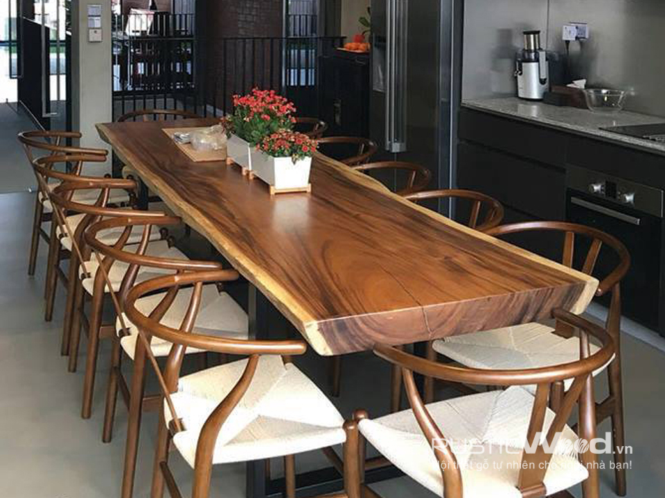 Bộ bàn ăn gỗ sồi hiện đại với đường nét tinh tế, màu sắc sang trọng cũng được nhiều gia đình yêu thích trong năm