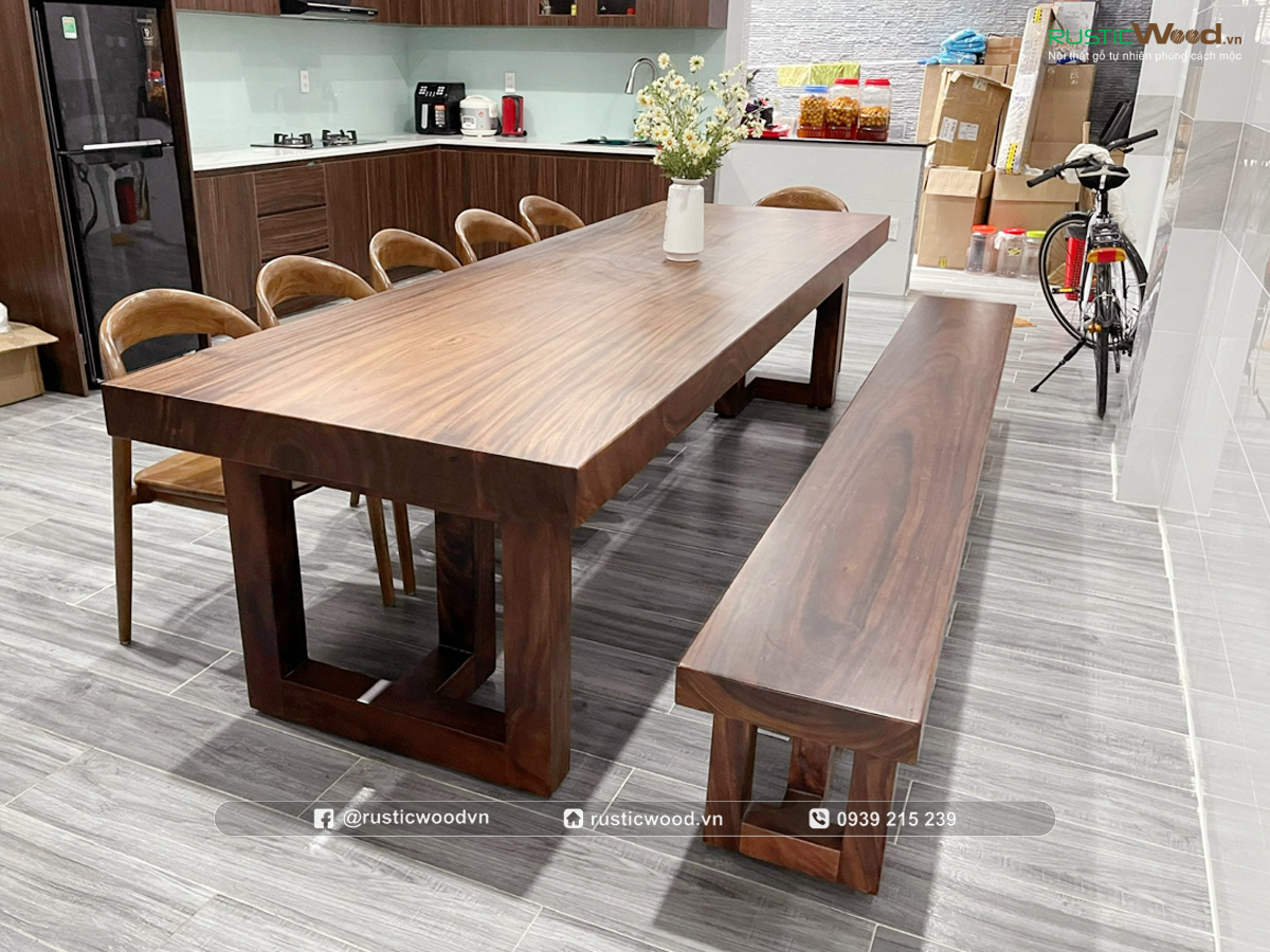Chọn bàn ăn gỗ tự nhiên đẹp cho căn nhà của bạn không phải là điều khó khăn nếu bạn biết cách lựa chọn. Nên lựa chọn bàn gỗ tự nhiên với chất liệu gỗ chắc, đẹp và bền để tạo nên một không gian ấm cúng và sang trọng. Hãy tham khảo các mẫu bàn ăn gỗ tự nhiên đẹp của chúng tôi để lựa chọn cho gia đình mình một món đồ nội thất hoàn hảo.